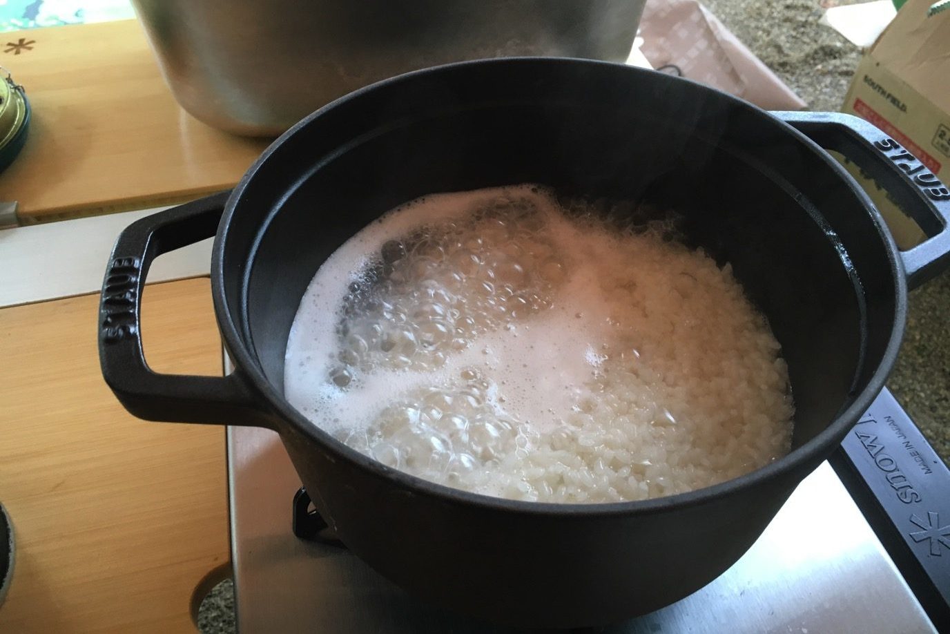 キャンプで簡単。鍋を使って、おいしいご飯の炊き方